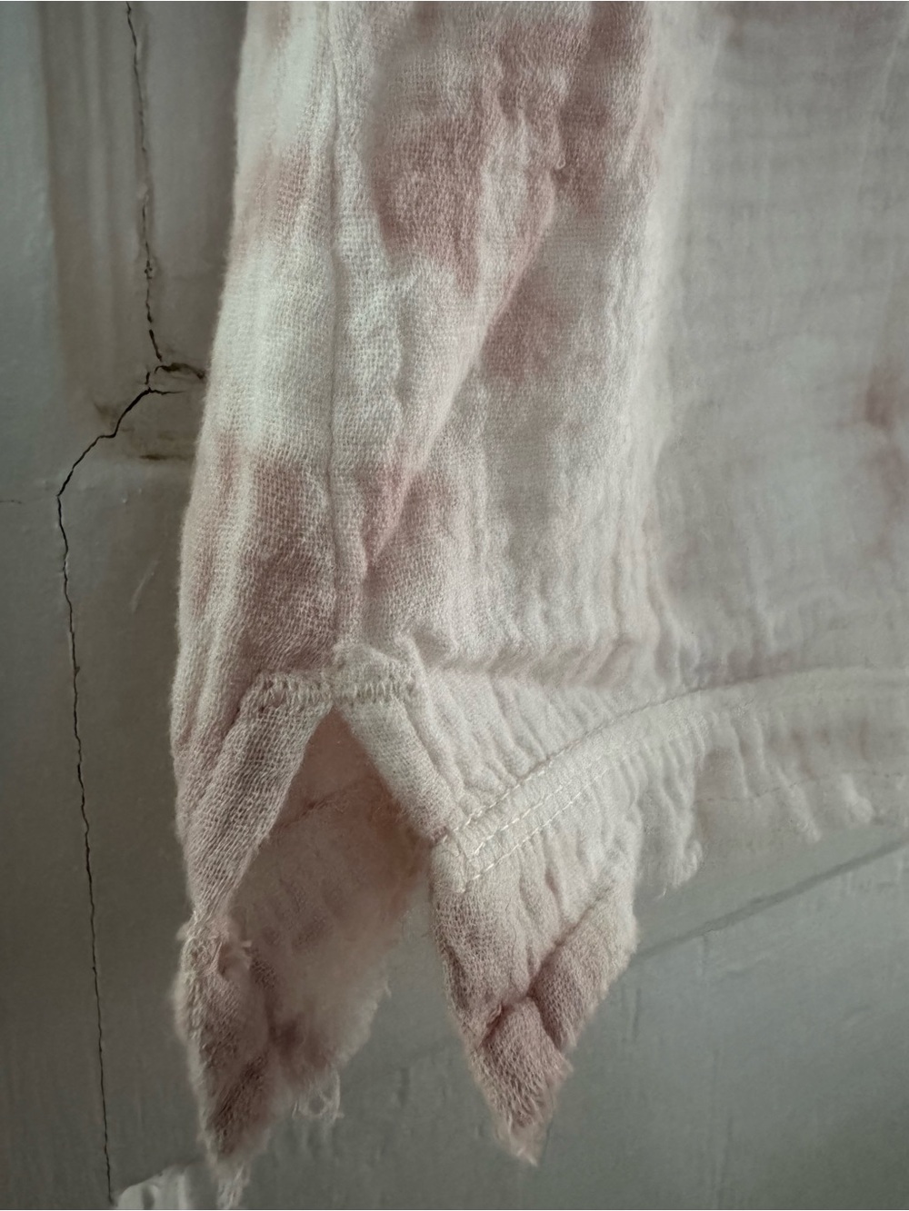 Faherty Dream Gauze Tank: pink and white marble dye. Organic cotton - Picture 3 of 5